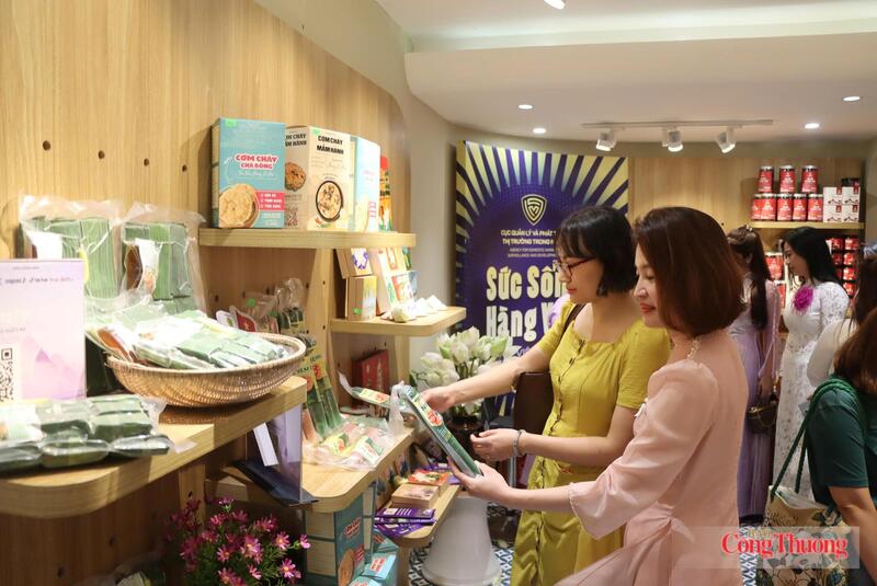 Người tiêu dùng Hà Nội thích thú với các sản phẩm của Huế