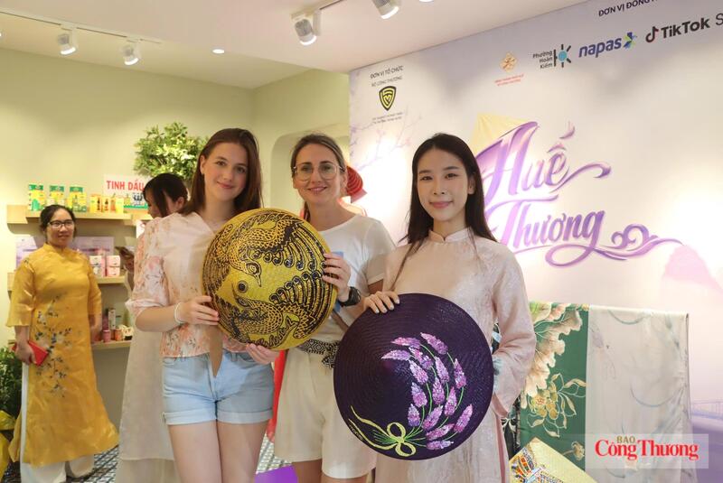 Khách nước ngoài thích thú với sản phẩm nón Huế