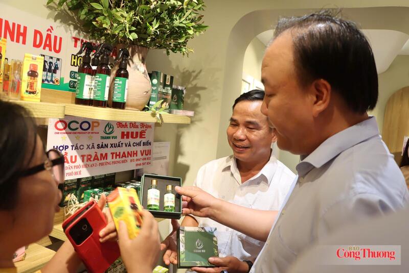 Tinh dầu tràm là sản phẩm nổi tiếng của Huế