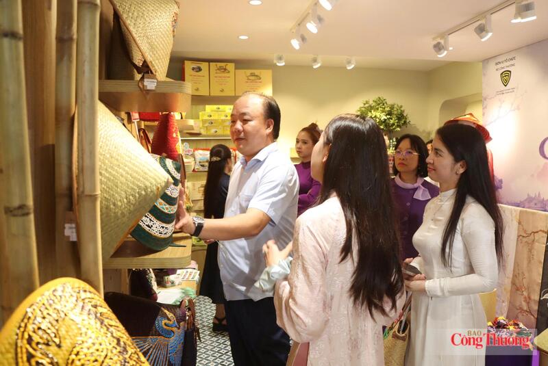 Ông Trần Hữu Linh, Cục trưởng Cục Quản lý và Phát triển thị trường trong nước tìm hiểu các sản phẩm của Huế