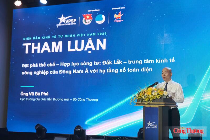 Ông Vũ Bá Phú, Cục trưởng Cục Xúc tiến thương mại (Bộ Công Thương) tham luận tại diễn đàn với chủ đề "Đột phá thể chế - Hợp tác công tư: Đắk Lắk - Trung tâm kinh tế nông nghiệp của Đông Nam Á với hạ tầng số toàn diện". Ảnh: Lê Sơn