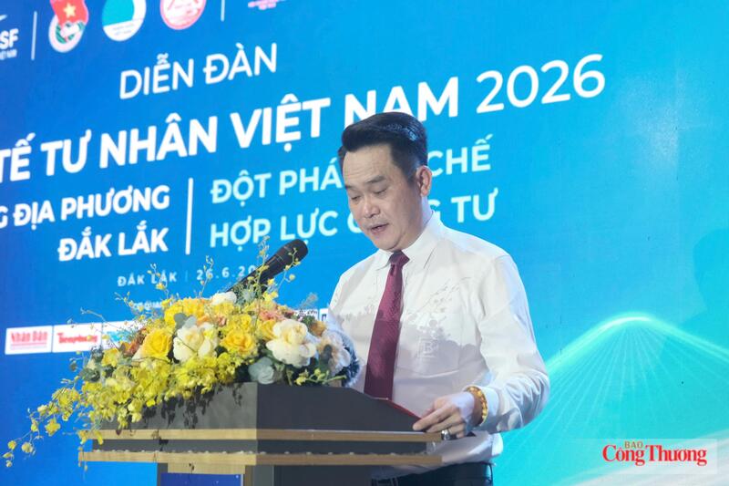 Ông Đặng Hồng Anh, Chủ tịch Hội Doanh nhân trẻ Việt Nam, Chủ tịch VPSF 2026 phát biểu khai mạc. Ảnh: Lê Sơn