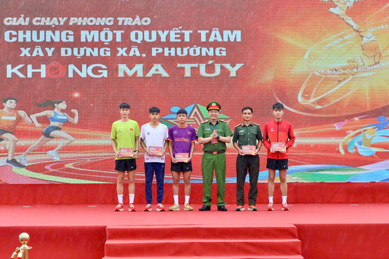 Đại tá Phạm Hải Đăng, Phó Giám đốc Công an tỉnh Lai Châu trao giải cho các vận động viên tham gia giải chạy. Ảnh: CTV