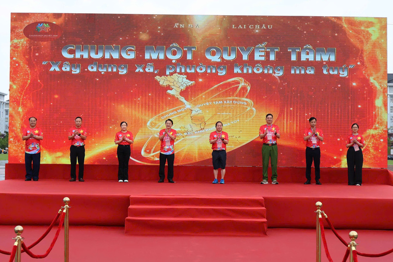 Các đồng chí lãnh đạo tỉnh Lai Châu thực hiện nghi thức hưởng ứng Tháng hành động phòng, chống ma túy năm 2026 với chủ đề “Chung một quyết tâm xây dựng xã, phường, đặc khu không ma túy”. Ảnh: CTV