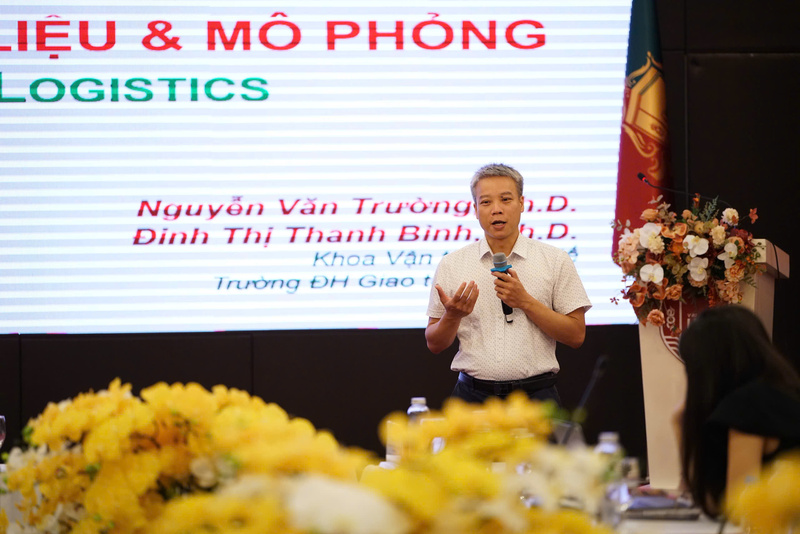 TS. Nguyễn Văn Trưởng, Giảng viên Khoa Kinh tế vận tải, Trường Đại học Giao thông vận tải chia sẻ tại sự kiện. Ảnh: Linh Linh
