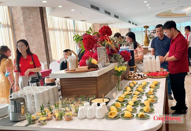 Không gian buffet mang đến hơn 20 món ăn và thức uống chế biến từ sầu riêng.