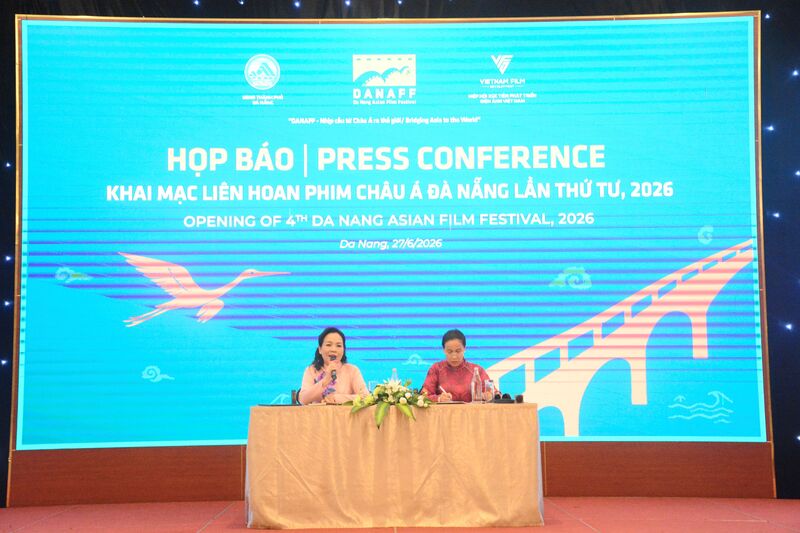 Bà Nguyễn Thị Anh Thi và bà Ngô Phương Lan chủ trì họp báo, giải đáp những câu hỏi về DANAFF IV. Ảnh: Diễm Phúc