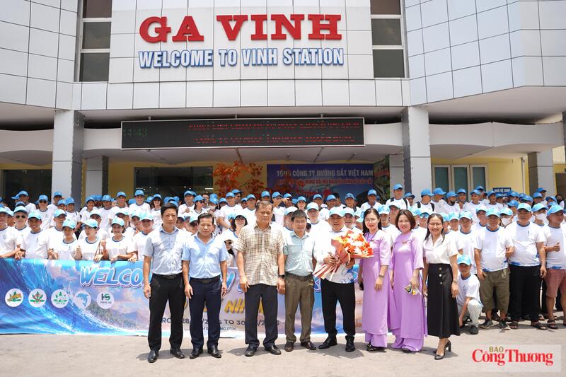 Lãnh đạo Chi nhánh khai thác đường sắt Vinh tặng hoa cảm ơn Công ty CP Tập đoàn Thanh Hưng đã đồng hành, lựa chọn dịch vụ. Ảnh: Mai Liễu