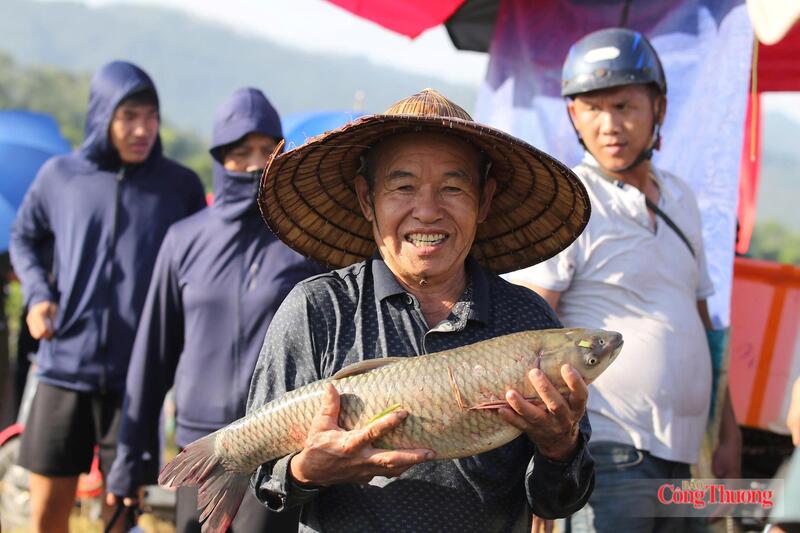 Năm nay, nhờ mực nước thấp, việc đánh bắt trở nên thuận lợi hơn rất nhiều. Chỉ sau ít phút xuống nước, nhiều người đã có thể ôm lên bờ những con cá trắm, cá chép nặng hàng kg.