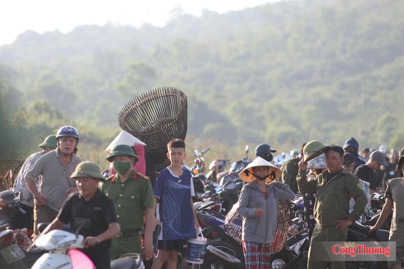Sáng 27/6, con đường dẫn về Vực Rào thuộc thôn Nam Viên, xã Nghi Xuân, tỉnh Hà Tĩnh đã chật kín người. Hàng nghìn "nơm thủ" tay xách nách mang, vai vác nơm, lưới, vó, rớ nô nức kéo nhau về phía bờ đầm. Ai nấy đều rạng rỡ, chờ đợi khoảnh khắc tiếng trống khai hội chính thức vang lên.