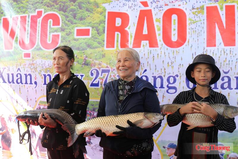 Bà Nhung xuất sắc bắt được một con cá trắm nặng tới 5,2kg. "Năm nào tôi cũng tham gia lễ hội này, thành thói quen rồi. Năm nay, tôi đi cùng con trai, con dâu và cả cháu trai mới 5 tuổi nữa. Tôi tham gia vì niềm vui và đam mê là chính. Con cá này mang về sẽ cùng gia đình, hàng xóm chế biến thành các món ăn để chung vui chứ nhất định không bán", bà nói.