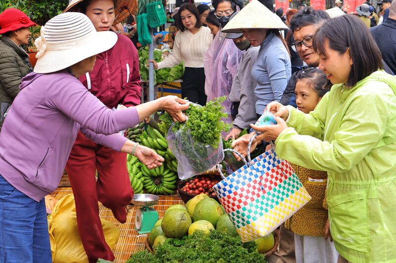 Những mô hình chợ phiên được kỳ vọng sẽ là nền tảng để nông sản miền núi tham gia sâu hơn vào chuỗi giá trị. Ảnh: Diễm Phúc