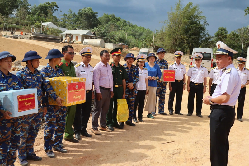 Chuẩn Đô đốc Nguyễn Đăng Tiến, Chính ủy Vùng 3 Hải quân động viên cán bộ, chiến sĩ và các lực lượng tại công trường xây dựng tại thôn Đắc Rế (xã La Dêê). Ảnh: Vùng 3 Hải quân