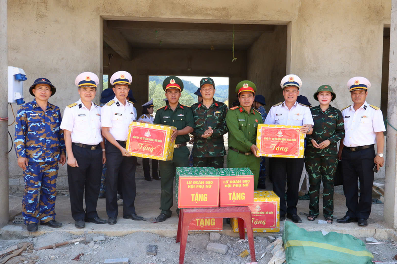Đoàn công tác Bộ Tư lệnh Vùng 3 Hải quân trao tặng quà cho cấp ủy, chính quyền và lực lượng vũ trang địa phương tại thôn Pà Ôi (xã La Êê). Ảnh: Vùng 3 Hải quân