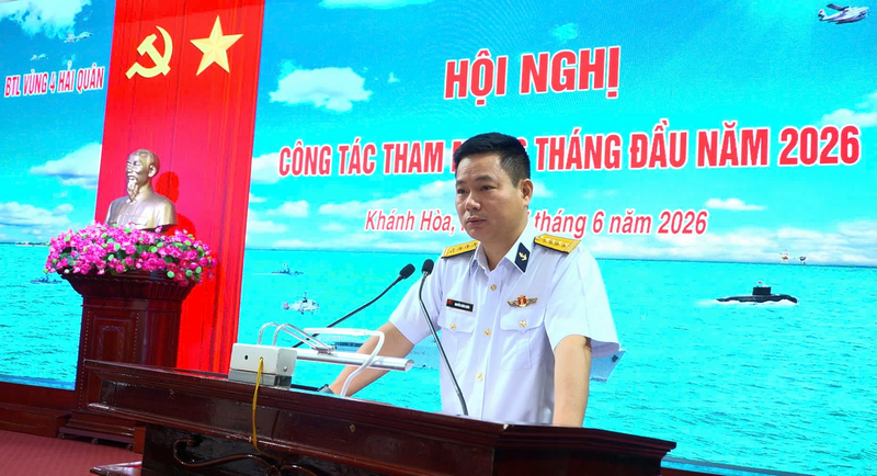 Đại tá Nguyễn Xuân Quân, Phó Tư lệnh - Tham mưu trưởng Vùng 4 Hải quân phát biểu tại hội nghị. Ảnh: Vùng 4 Hải quân