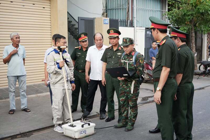 Sử dụng máy radar xuyên đất (GPR) khảo sát tại một số khu vực nghi có mộ tập thể liệt sĩ theo nguồn tin do các nhân cung cấp. Ảnh: M. Hiếu
