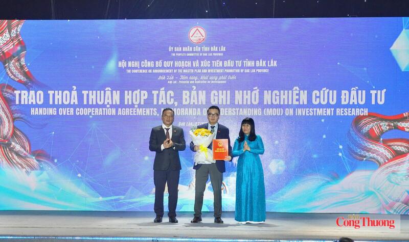 UBND tỉnh Đắk Lắk trao Bản ghi nhớ nghiên cứu đầu tư cho đại diện Tập đoàn Central Retail Việt Nam. Ảnh: Lê Sơn