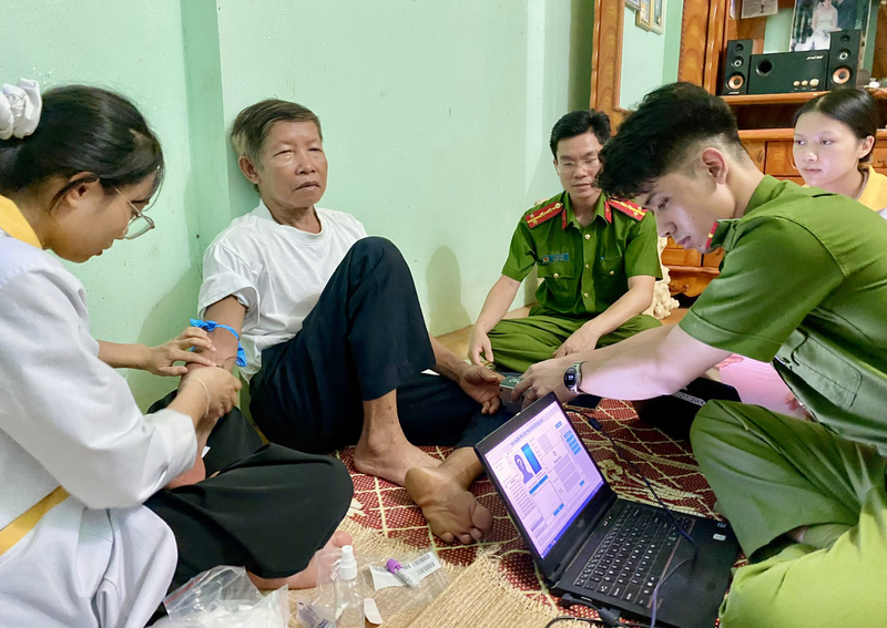 Mỗi mẫu ADN thu nhận được đều góp phần hình thành và hoàn thiện kho dữ liệu ADN quốc gia, tạo cơ sở quan trọng phục vụ công tác đối sánh, xác định danh tính hài cốt liệt sĩ còn thiếu thông tin. Ảnh: Công an Thanh Hoá