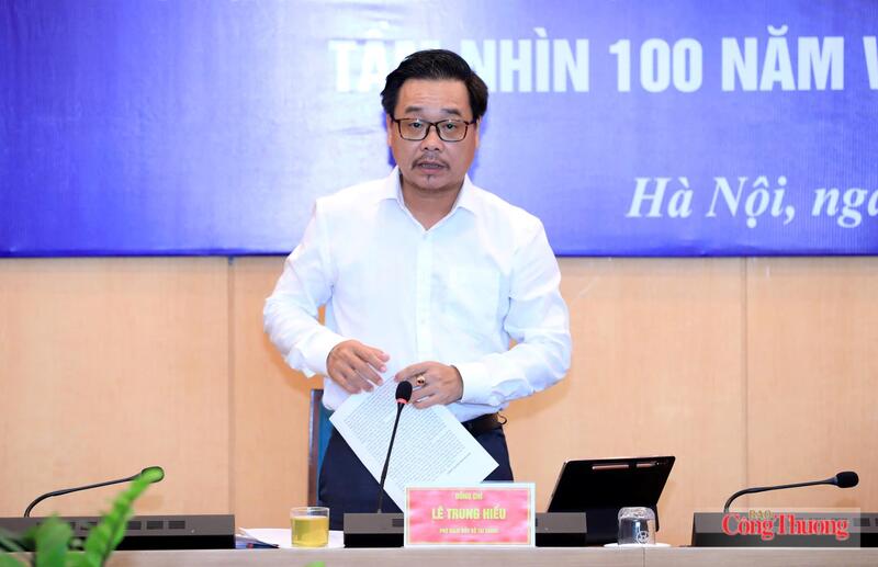 Ông Lê Trung Hiếu, Phó Giám đốc Sở Tài chính Hà Nội thông tin về Hội nghị Công bố Quy hoạch tổng thể Thủ đô Hà Nội tầm nhìn 100 năm và Hội nghị Xúc tiến đầu tư năm 2026