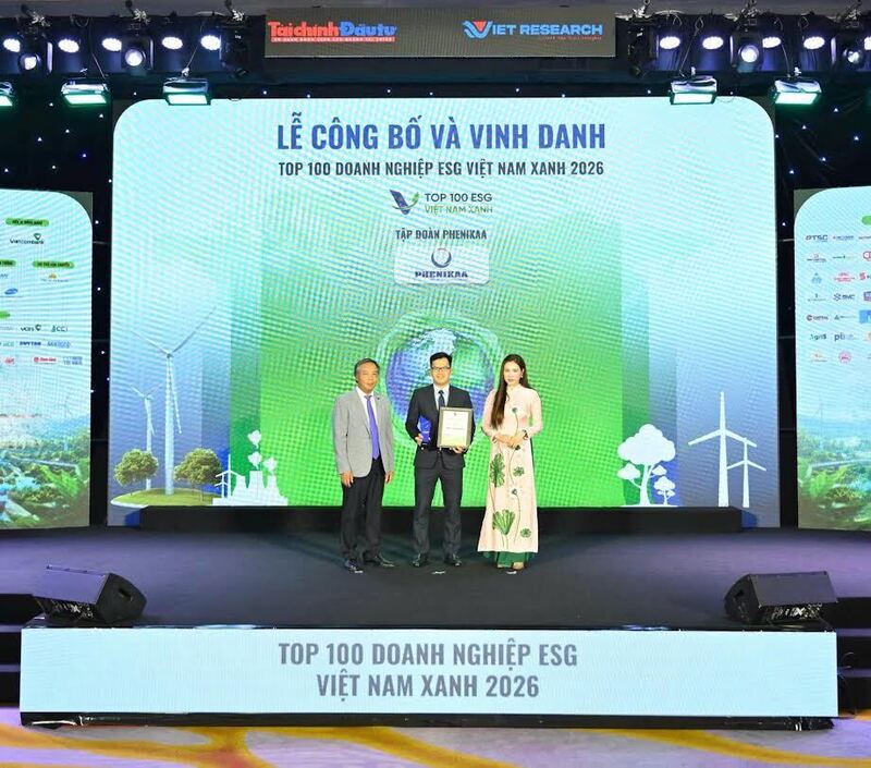 Ông Đồng Quang Thức - Giám đốc Ban ESG Tập đoàn Phenikaa, Phó Tổng Giám đốcVicostone nhận bằng khen từ chương trình