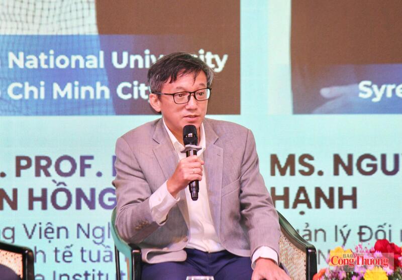 GS. Nguyễn Hồng Quân, Viện trưởng Viện Nghiên cứu Phát triển Kinh tế tuần hoàn (Đại học Quốc gia TP. Hồ Chí Minh) chia sẻ tại hội thảo. Ảnh: Hiền Mai