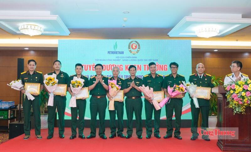 Tặng bằng khen các tập thể, cá nhân có thành tích xuất sắc trong hoạt động sáng kiến, sáng chế - Ảnh: Minh Đức