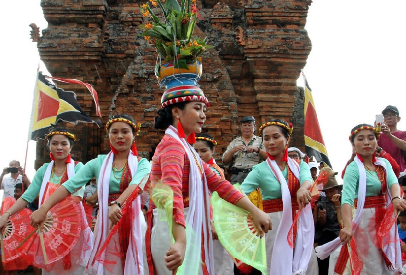 Trong ngày hội, diễn rahiều hoạt động đặc sắc lan tỏa văn hóa dân tộc Chăm. Ảnh: Phương Loan