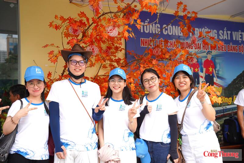 Người lao động háo hức trải nghiệm tàu charter