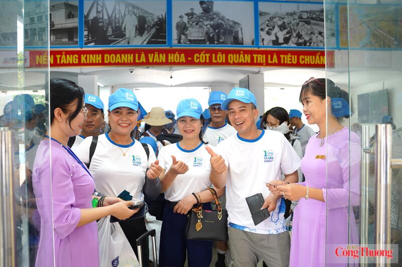 Hành khách được đón tiếp chu đáo. Ảnh: Mai Liễu