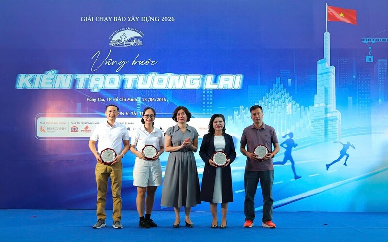 Giải chạy Báo Xây dựng 2026 "Vững bước kiến tạo tương lai" chính thức khai mạc vào chiều 27/6. Ảnh: Ban Tổ chức