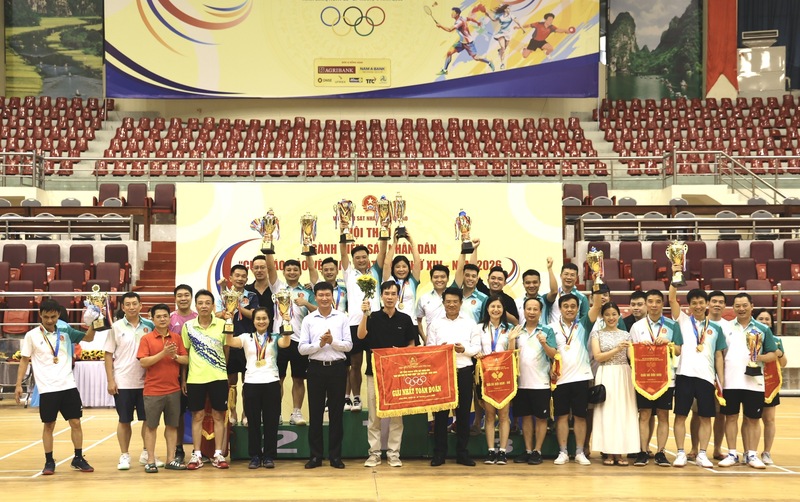 Ông Nguyễn Huy Tiến, Viện trưởng Viện kiểm sát nhân dân tối cao và ông Trần Huy Tuấn, Bí thư Tỉnh ủy Ninh Bình trao Giải Nhất toàn đoàn cho Đoàn vận động viên Viện kiểm sát nhân dân thành phố Hải Phòng. Ảnh: Trường Giang