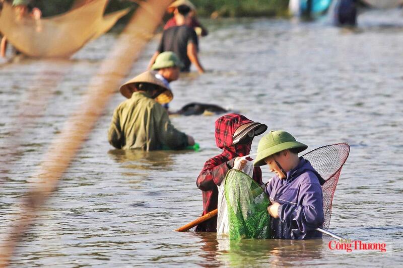 Sự hấp dẫn của lễ hội đánh cá Vực Rào nằm ở chỗ nó không giới hạn độ tuổi hay giới tính. Bất kỳ ai cũng có thể trở thành một "ngư dân" thực thụ.