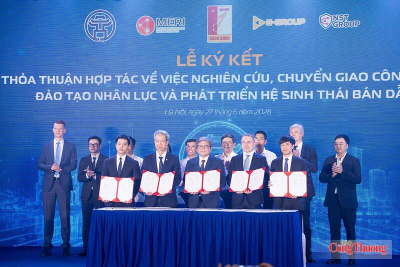 UBND TP. Hà Nội ký thỏa thuận hợp tác về việc nghiên cứu, chuyển giao công nghệ, đào tạo nhân lực và phát triển hệ sinh thái bán dẫn với một số tập đoàn, doanh nghiệp lớn. Ảnh: Hải Sơn