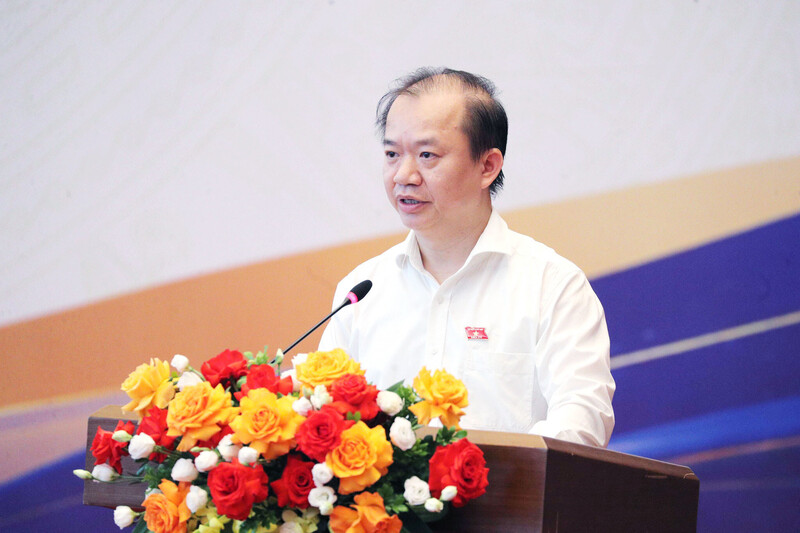 PGS.TS Bùi Hoài Sơn - Ủy viên thường trực Ủy ban Văn hóa, Xã hội của Quốc hội phát biểu tại Diễn đàn “Báo chí và nghị trường trong dòng chảy kiến tạo”. Ảnh: Hồ Long