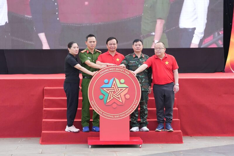 Lãnh đạo tỉnh Sơn La cùng các đại biểu thực hiện nghi thức phát động hưởng ứng Tháng hành động phòng, chống ma túy năm 2026. Ảnh: Đinh Tùng