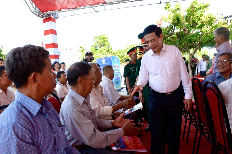Đại tướng Phan Văn Giang gặp gỡ người dân Đắk Lắk. Ảnh: Ngọc Giàu