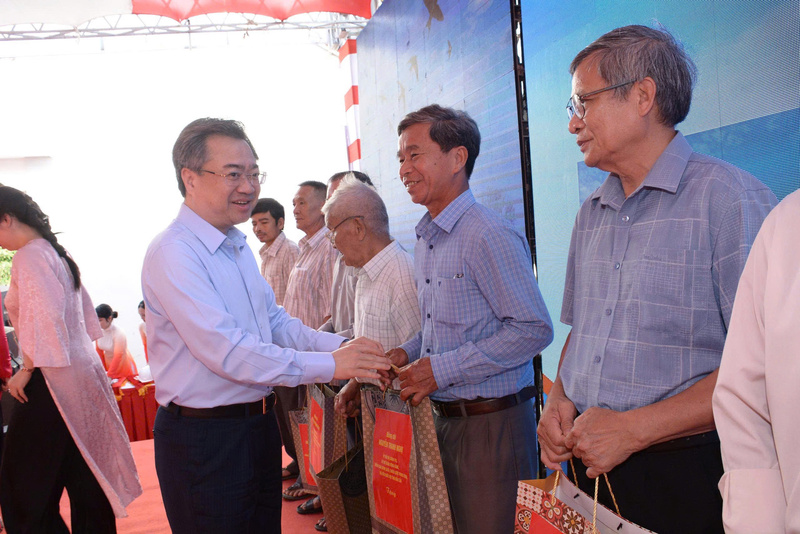 Ông Nguyễn Thanh Nghị tặng quà cho người dân Đắk Lắk. Ảnh: Ngọc Giàu