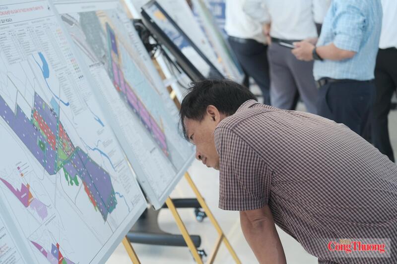 Đại biểu, doanh nghiệp, nhà đầu tư tìm hiểu rất kỹ về các dự án trên địa bàn tỉnh Đắk Lắk. Ảnh: Lê Sơn