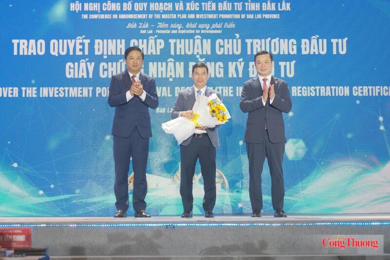 Bí thư Tỉnh uỷ Đắk Lắk Lương Nguyễn Minh Triết và Chủ tịch UBND tỉnh Đắk Lắk trao Quyết định chấp thuận chủ trương đầu tư, giấy chứng nhận đăng ký đầu tư cho nhà đầu tư. Ảnh: Lê Sơn