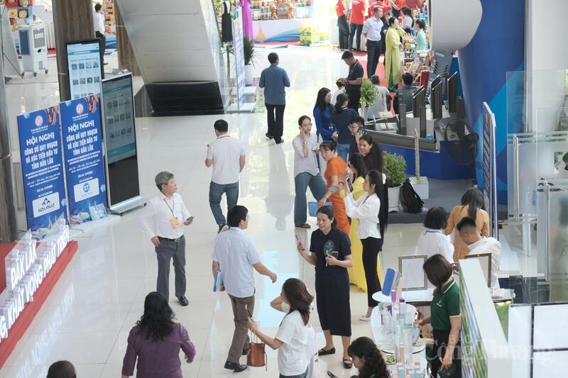 Bên lề Hội nghị Công bố Quy hoạch tỉnh giai đoạn 2021 – 2030, tầm nhìn đến năm 2050 và Xúc tiến đầu tư tỉnh Đắk Lắk năm 2026. Ảnh: Lê Sơn