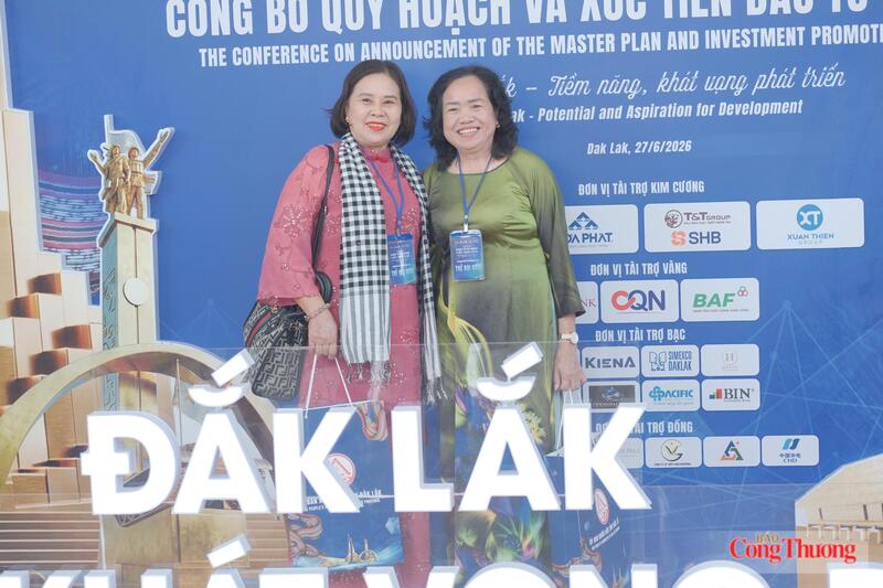 Các đại biểu, nhà đầu tư tranh thủ chụp ảnh lưu lại khoảnh khắc đáng nhớ khi tham dự Hội nghị Công bố Quy hoạch tỉnh giai đoạn 2021 – 2030, tầm nhìn đến năm 2050 và Xúc tiến đầu tư tỉnh Đắk Lắk năm 2026. Ảnh: Lê Sơn