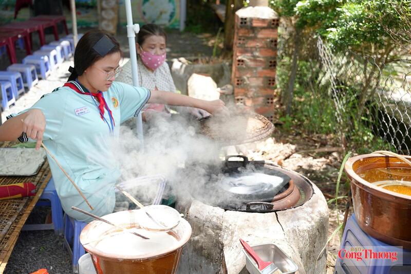 Học sinh trải nghiệm tráng bánh tráng.