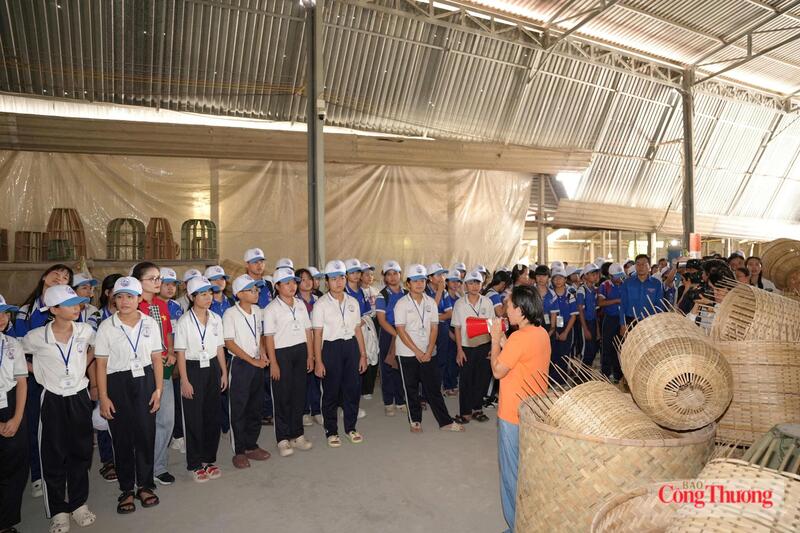 100 học sinh tham gia trải nghiệm nghề thủ công.