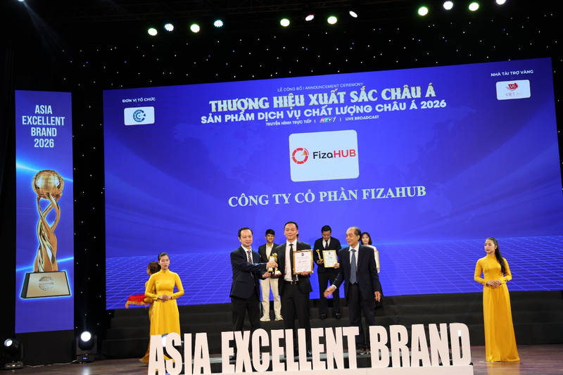 Ông Khổng Huy Quang, Tổng Giám đốc FizaHUB nhận vinh danh tại “Thương hiệu Xuất sắc Châu Á 2026”. Ảnh: FizaHUB