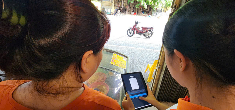 Tiểu thương Đà Nẵng nghe giới thiệu về nền tảng FizaHUB. Ảnh: FizaHUB