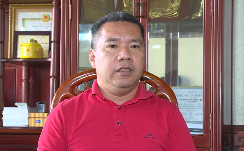 Ông Trương Văn Hùng, Bí thư Chi bộ, Giám đốc Công ty CP lương thực vật tư nông nghiệp Nghệ An trao đổi về công tác xây dựng Đảng gắn với sản xuất, kinh doanh. Ảnh: Mai Liễu