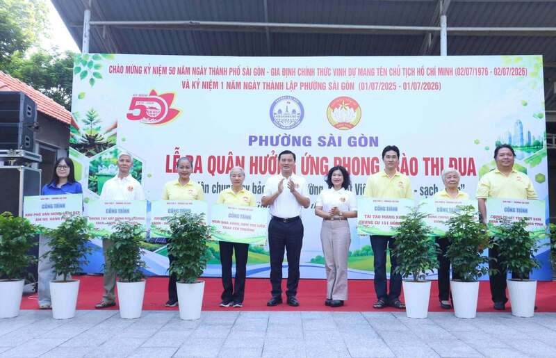 Lễ ra quân hưởng ứng phong trào thi đua “Toàn dân chung tay bảo vệ môi trường, vì một Việt Nam xanh - sạch - đẹp” ngày 28/6 tại phường Sài Gòn. Ảnh: UBND phường Sài Gòn