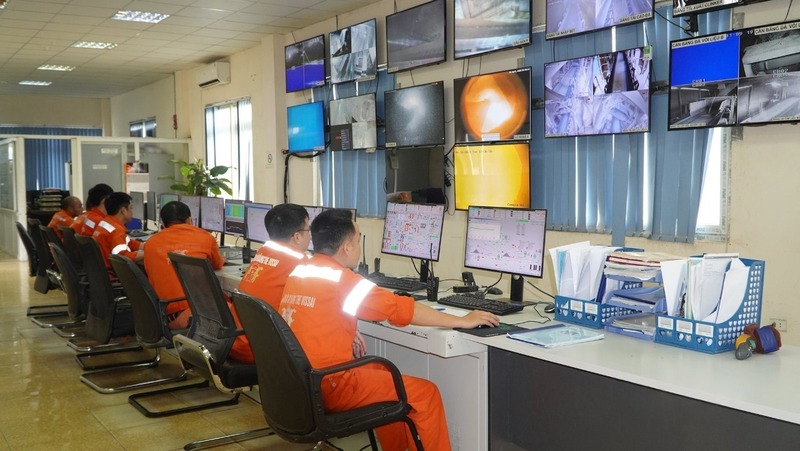 Đảng viên Đảng bộ bộ phận Xi măng Sông Lam phát huy vai trò tiên phong trong lao động sản xuất. Ảnh: Thu Huyền