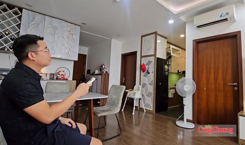 Gia đình anh Bình thay đổi thói quen sử dụng điện tiết kiệm. Ảnh: Trần Khoa