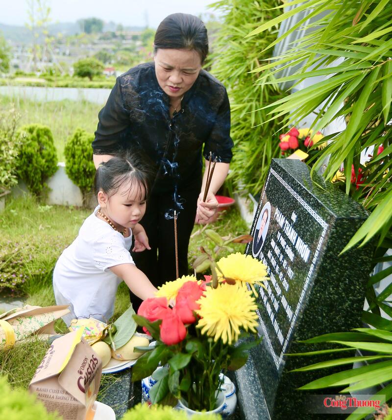 Những em nhỏ được ông bà, cha mẹ dắt tay đến thăm phần mộ người thân không chỉ học cách bày tỏ lòng biết ơn với tổ tiên mà còn được tiếp nối những giá trị văn hóa. Ảnh: Ngô Nhung